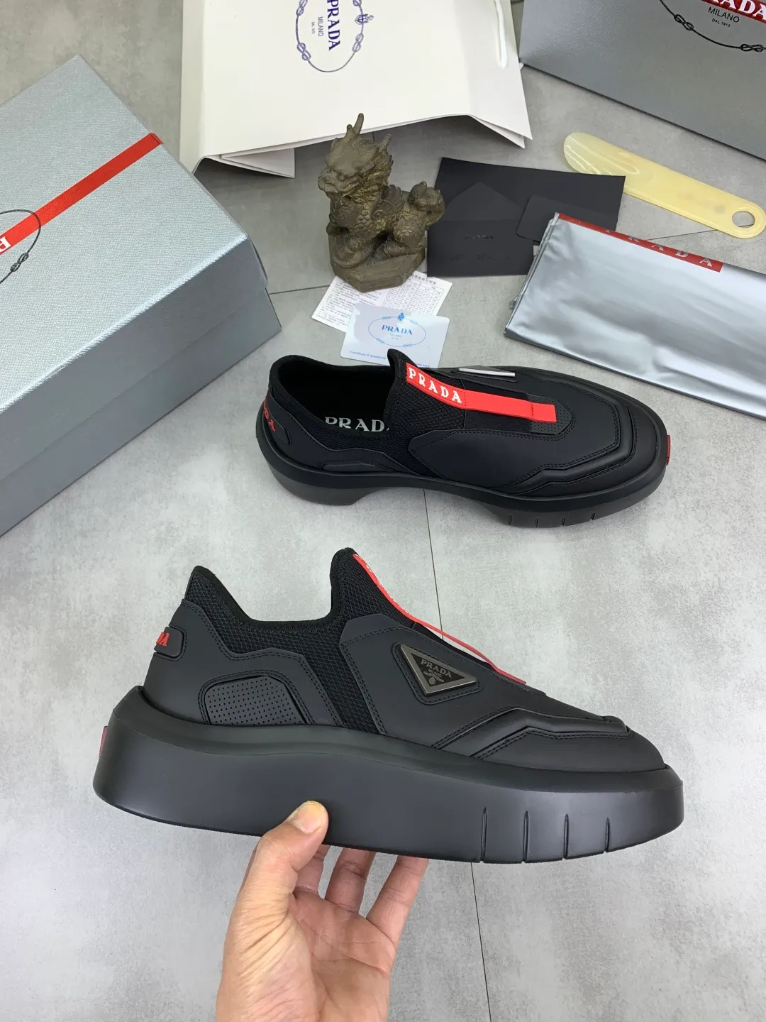 Men's men's shoes 💰P620💰[New model] The top version is now available on the official website, 🆘 The trendy brand (Prada) mainly promotes the popular style, avant-garde and versatile fashionable men's shoes, private version mold opening, cowhide surface splicing 1:1 replica.. Simple fashion, original imported cowhide and lining cowhide feet; the atmosphere and personality are more fashionable, eye-catching and pursuing class. It will subvert the old idea and be a must-have for fashion trendsetters with you! Must keep for yourself ! Tall and comfortable, large and low, high-end quality workmanship. The new high-end foam outsole from the official website. Size: 38-45. 3️⃣colors available.